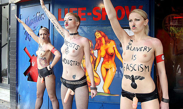 Datei:Femen mit Hitlergruss.jpg