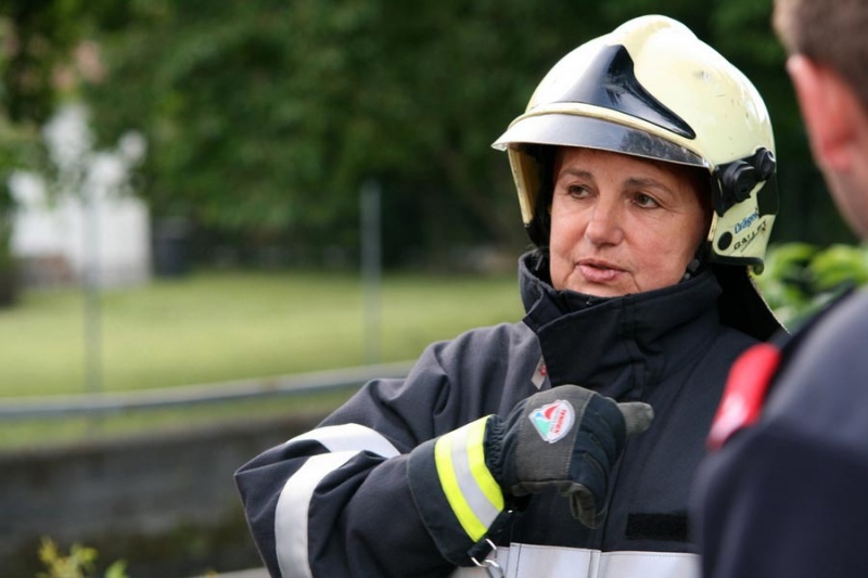 Datei:Feuerwehrfrau in Graz.jpg
